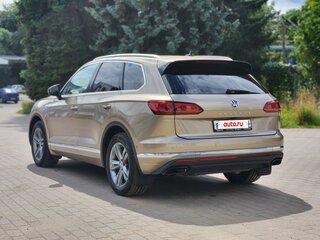 2019 Volkswagen Touareg III, бежевый, 3399000 рублей, вид 4