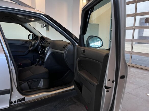 2015 Skoda Yeti I Рестайлинг, серебристый - вид 25