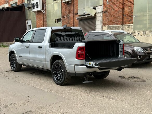 2026 Ram 1500 Crew Cab V Рестайлинг, серебристый, 9680000 рублей - вид 7