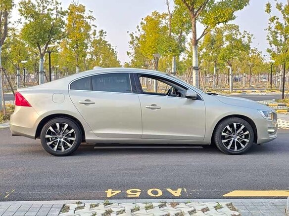 2018 Volvo S60 II Рестайлинг, золотистый, 1370000 рублей - вид 9