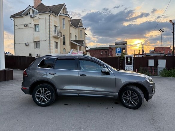 2016 Volkswagen Touareg II Рестайлинг, серый, 4000000 рублей - вид 2