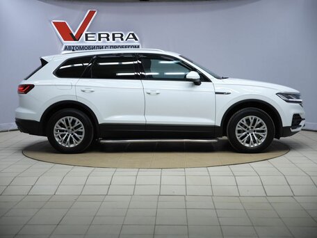 2019 Volkswagen Touareg III, белый, 3090000 рублей, вид 4