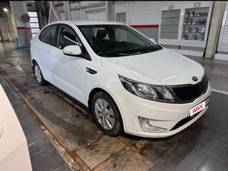 2013 Kia Rio 5-speed III, белый, 890000 рублей, вид 2