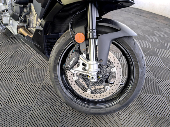 2023 Aprilia Tuono 660, серый, 925000 рублей - вид 9