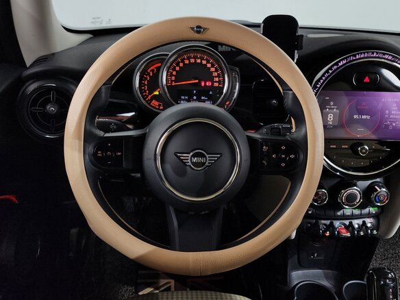 2021 Mini Hatch Cooper III (F55/F56) Рестайлинг 2, серебристый, 1660000 рублей - вид 3