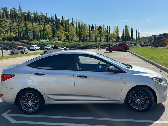 2015 Hyundai Solaris I Рестайлинг, серебристый, 949000 рублей - вид 11