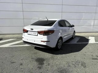 2016 Kia Rio III Рестайлинг, белый, 1330000 рублей, вид 5