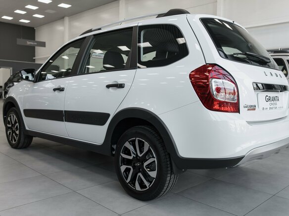 2026 Lada (ВАЗ) Granta Cross I Рестайлинг, белый - вид 2