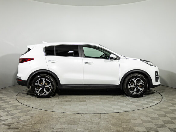 2021 Kia Sportage IV Рестайлинг, белый, 1999700 рублей - вид 3