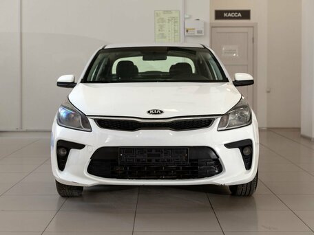 2017 Kia Rio IV, белый, 700000 рублей, вид 2