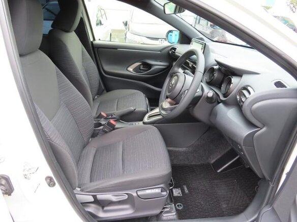 2023 Toyota Yaris IV, белый, 1150400 рублей - вид 14