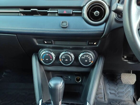 2020 Mazda 2 III (DJ) Рестайлинг, красный, 1400000 рублей - вид 19