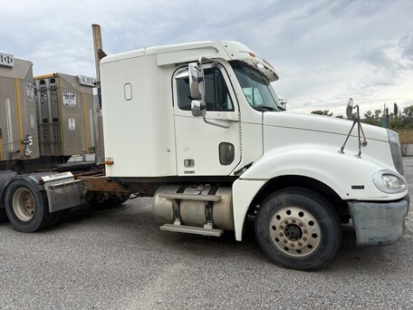 2003 Freightliner Columbia, белый, 3000000 рублей, вид 2