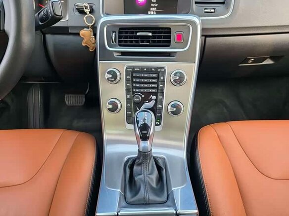 2018 Volvo S60 II Рестайлинг, золотистый, 1370000 рублей - вид 13