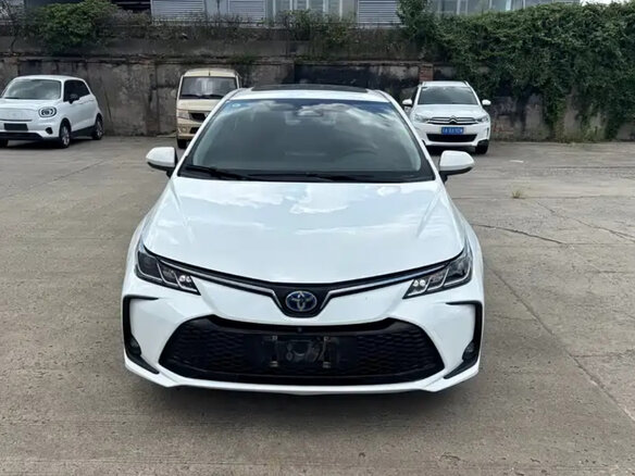 2023 Toyota Corolla Sporty XII (E210) Рестайлинг, белый, 1750000 рублей - вид 1