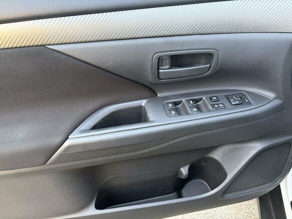 2016 Mitsubishi Outlander III Рестайлинг 2, белый - вид 9