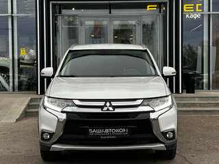 2017 Mitsubishi Outlander III Рестайлинг 2, белый, 1995000 рублей, вид 3