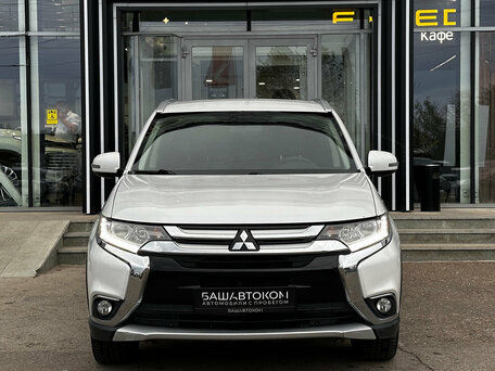2017 Mitsubishi Outlander III Рестайлинг 2, белый, 1840000 рублей, вид 3