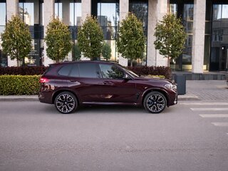 2021 BMW X5 M Competition III (F95), фиолетовый, 11290000 рублей, вид 3