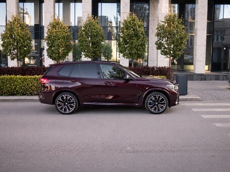 2021 BMW X5 M Competition III (F95), фиолетовый, 11290000 рублей, вид 3