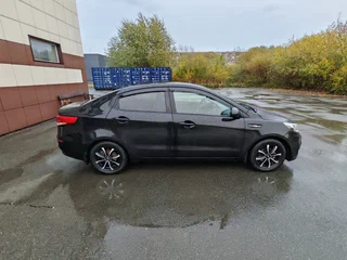 2016 Kia Rio III Рестайлинг, чёрный, 900000 рублей, вид 3