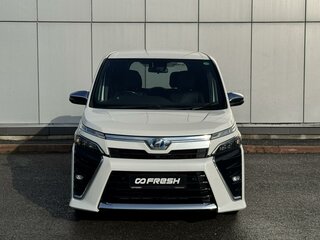 2019 Toyota Voxy III (R80) Рестайлинг, белый, 2499999 рублей, вид 3