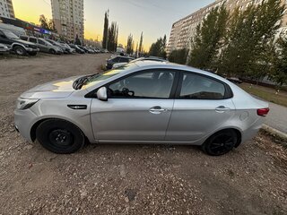 2015 Kia Rio III Рестайлинг, серебристый, 820000 рублей, вид 3