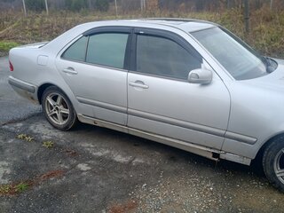 1999 Mercedes-Benz E-Класс 280 II (W210, S210) Рестайлинг, серебристый, 350000 рублей, вид 3