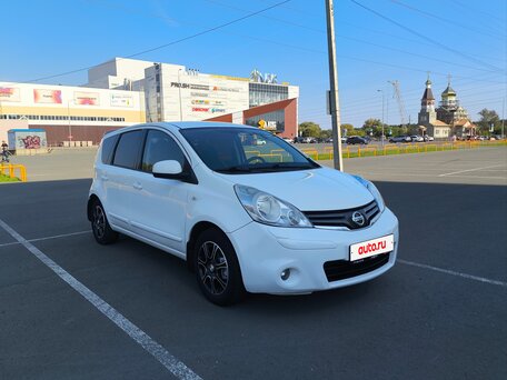 2013 Nissan Note I Рестайлинг, белый, 740000 рублей, вид 3