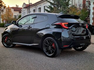 2023 Toyota Yaris IV, чёрный, 4250000 рублей, вид 2