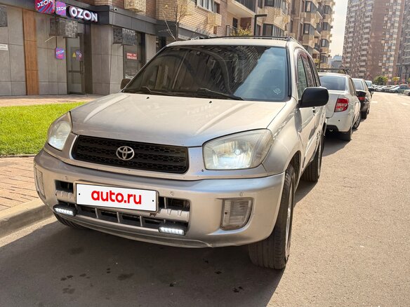 2000 Toyota RAV4 II (XA20), серебристый, 750000 рублей