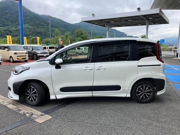 2023 Toyota Sienta III, белый, 1290000 рублей - вид 3
