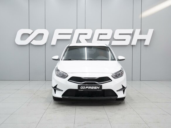 2022 Kia Ceed III Рестайлинг, белый, 1900000 рублей - вид 2