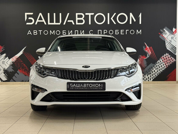 2019 Kia Optima IV Рестайлинг, белый, 1810000 рублей - вид 1