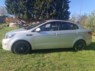 2014 Kia Rio 5-speed III, серебристый, 600000 рублей, вид 3