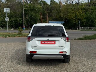 2014 Mitsubishi Outlander III Рестайлинг, белый, 1550000 рублей, вид 5