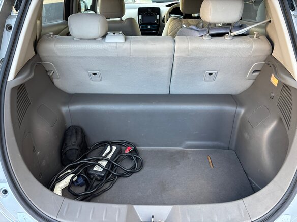 2012 Nissan Leaf (EM57) I (ZE0/AZE0), серебристый, 500000 рублей - вид 8