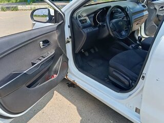 2012 Kia Rio 5-speed III, белый, 560000 рублей, вид 5