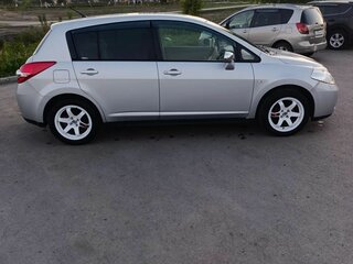 2011 Nissan Tiida Latio I, серебристый, 960000 рублей, вид 3