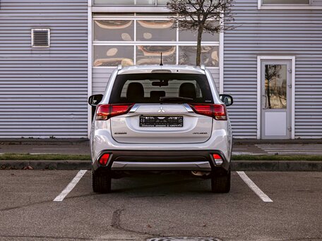 2017 Mitsubishi Outlander III Рестайлинг 2, белый, 1395000 рублей, вид 5