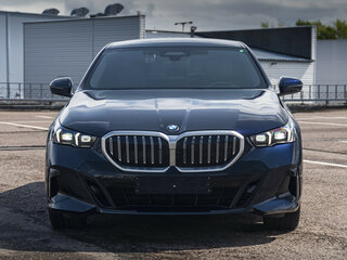 2024 BMW 5 серии 530i xDrive VIII (G60/G61/G68), синий, 7228728 рублей, вид 2