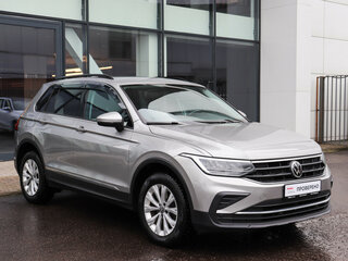 2021 Volkswagen Tiguan II Рестайлинг, серебристый, 2600000 рублей, вид 3