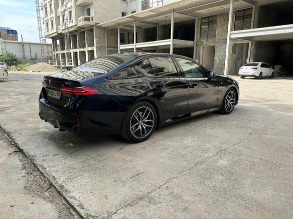 2023 BMW 5 серии 520i VIII (G60/G61/G68), синий, 5700000 рублей - вид 4