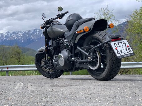 2018 Harley-Davidson Fat Bob, серый, 2000000 рублей, вид 1