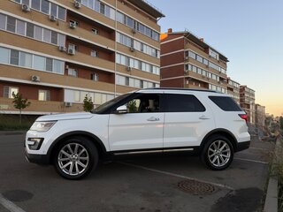 2016 Ford Explorer V Рестайлинг, белый, 2700000 рублей, вид 3