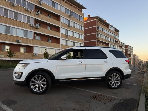 2016 Ford Explorer V Рестайлинг, белый, 2700000 рублей - вид 2