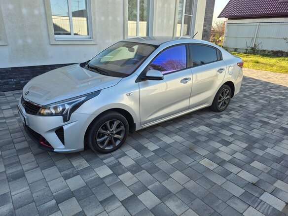 2021 Kia Rio IV Рестайлинг, серый, 1650000 рублей - вид 3