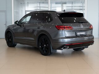 2019 Volkswagen Touareg III, серый, 3749000 рублей, вид 2