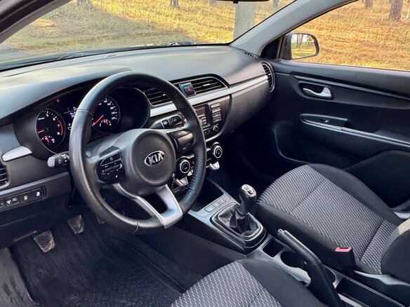 2019 Kia Rio IV, чёрный, 1060000 рублей - вид 8