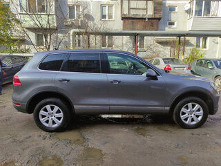 2010 Volkswagen Touareg II, серый, 1550000 рублей, вид 4
